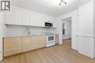 Building Photo - 176 Darling St