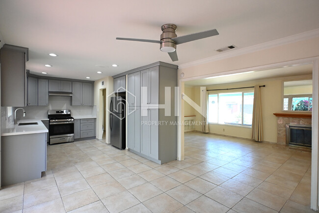 Foto del edificio - 1383 Homestead Ln