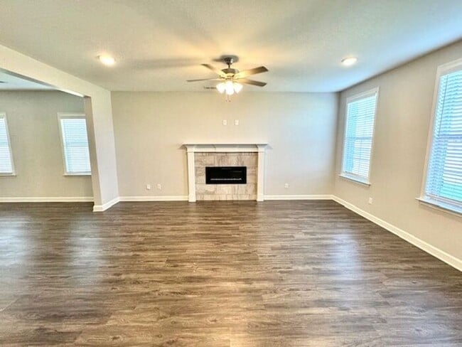 Foto del edificio - Country Living, Five Minutes From Oakland, TN, Now Leasing a 4 Bedroom 2.5 Bath In @ Hedge Rose