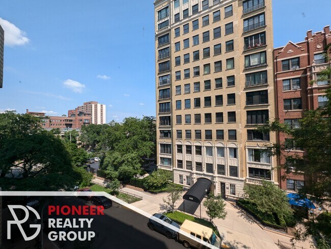 Foto del edificio - 433 W Wellington Ave