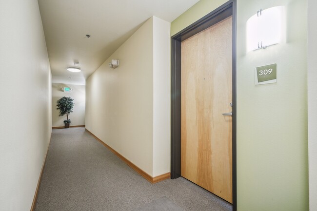 Building Photo - 827 Hiawatha Pl S
