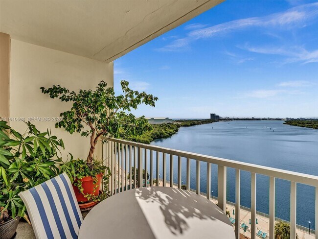 Foto del edificio - 300 Bayview Dr