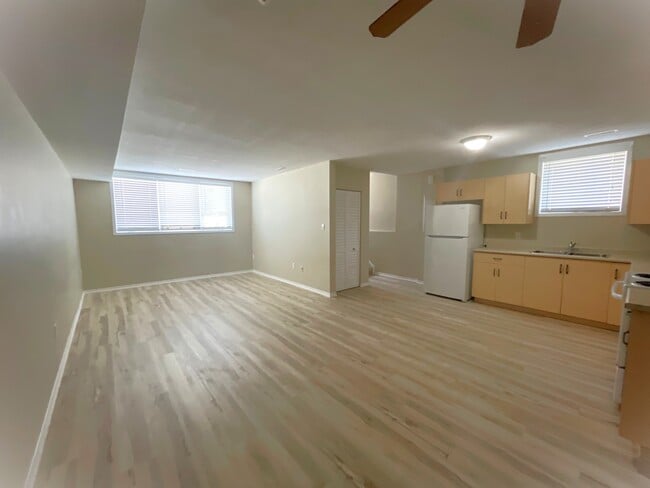 Building Photo - 208 Christina St S
