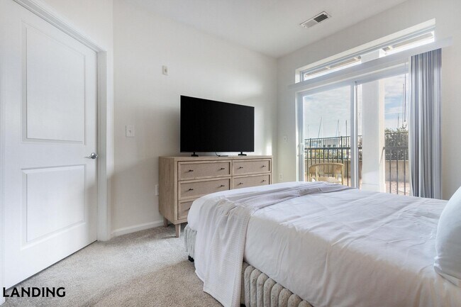 Foto del edificio - 4921 Pretty Lake Ave