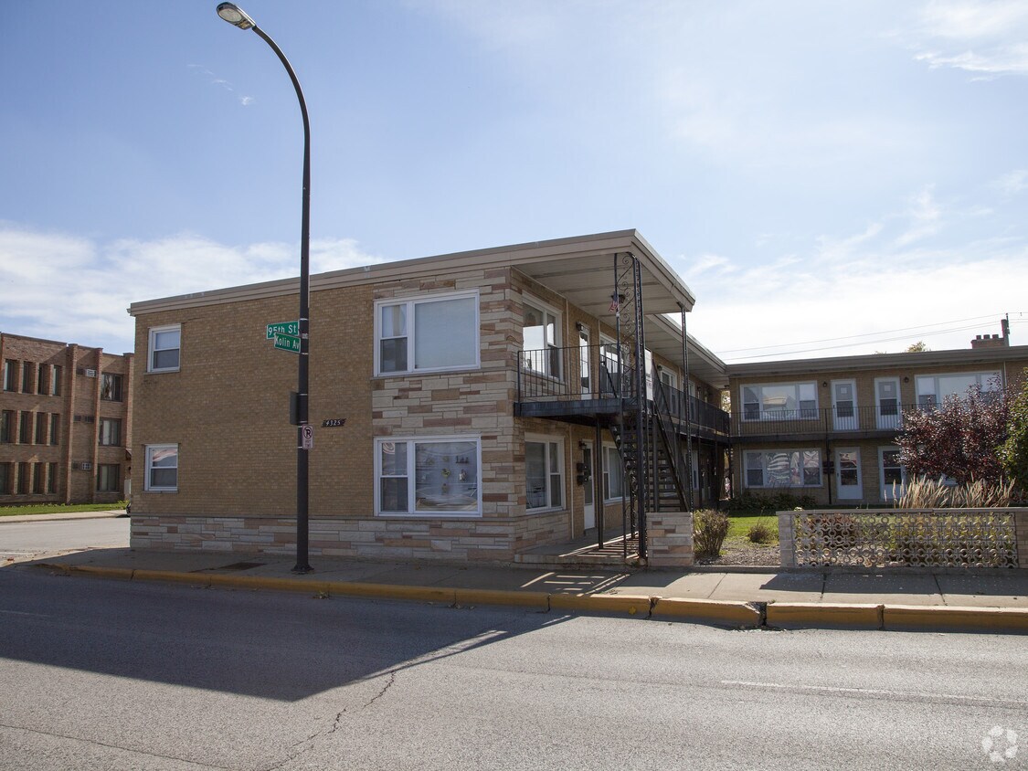 4325 W 95th St, Oak Lawn, IL 60453 Apartments in Oak Lawn, IL