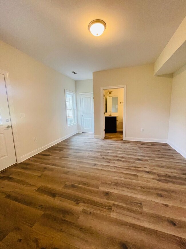 Building Photo - *4 Bedroom Townhouse for Rent*