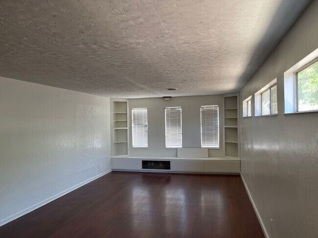 Foto del edificio - Oakdale Spacious 4 Bedroom 2 Bath Home