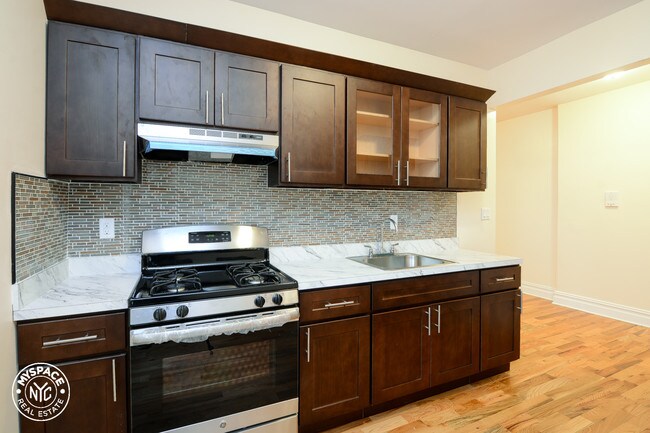 Building Photo - 68 Saint Pauls Pl
