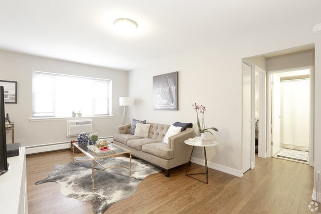 Sala de estar renovada - Oakdale Terrace - 525 W Oakdale Ave