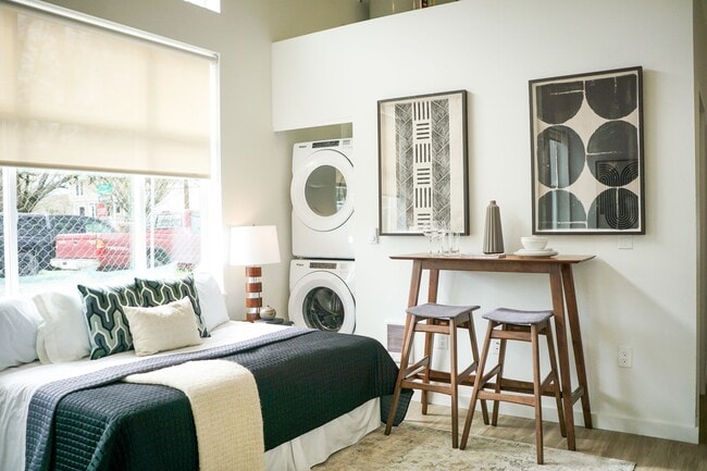 Foto del edificio - Sleek & Modern Studio w/Condo-Grade Finishes + Patio!