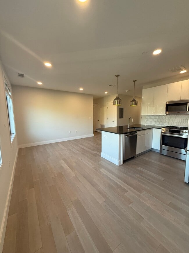 Building Photo - 152 Liverpool St