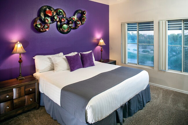 Master bedroom - 1 king bed or 2 xl twin beds - 8275 Bell E Rd