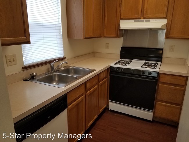 Building Photo - 215 Tanglewood Dr
