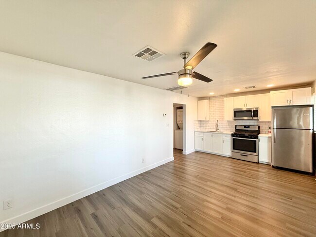 Building Photo - 1202 E Kaler Dr