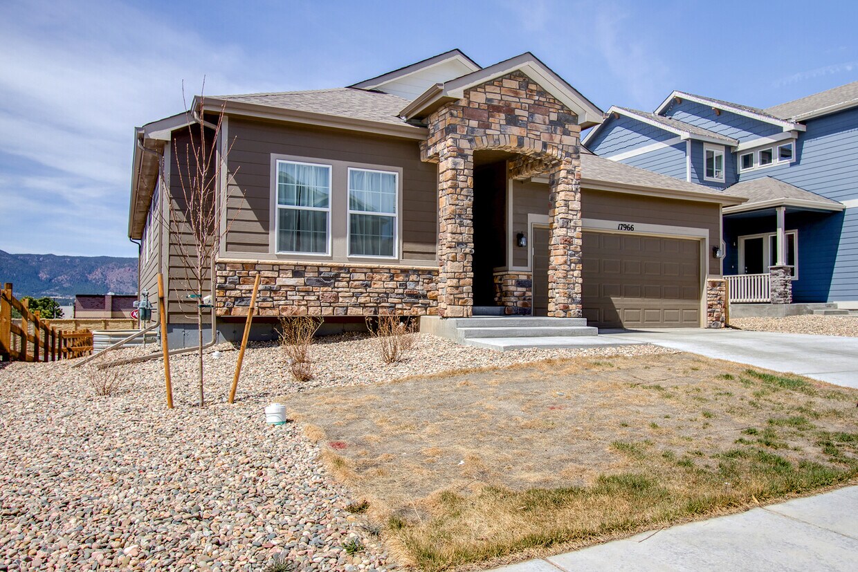 Primary Photo - Stunning 5-Bedroom Ranch Style Home with M...