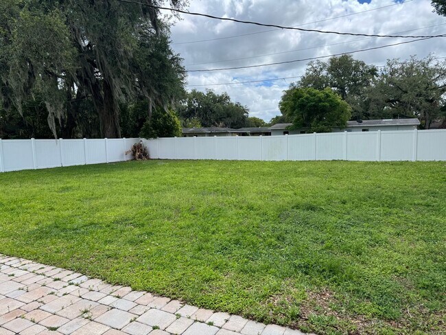 Foto del edificio - Charming Home, Fenced Backyard, Near Downtown