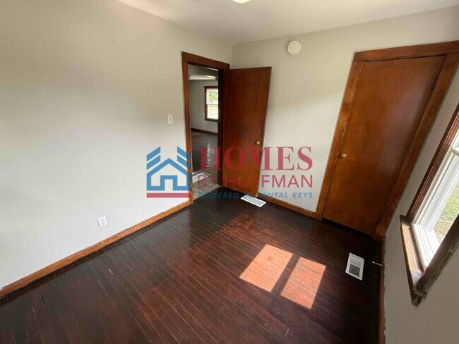 Building Photo - 2 Bedroom House | Fenced Back Yard |