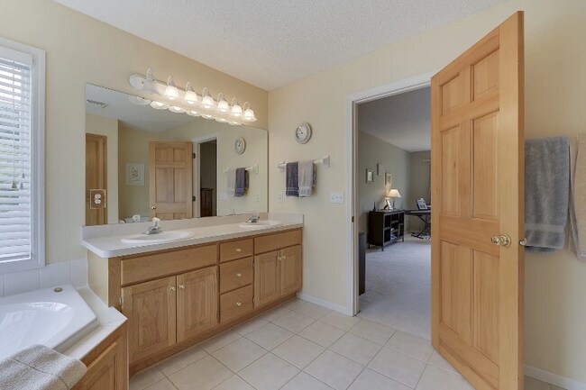 Building Photo - 3630 Oak Creek Dr W