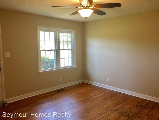 Building Photo - 127 Oak Circle Dr