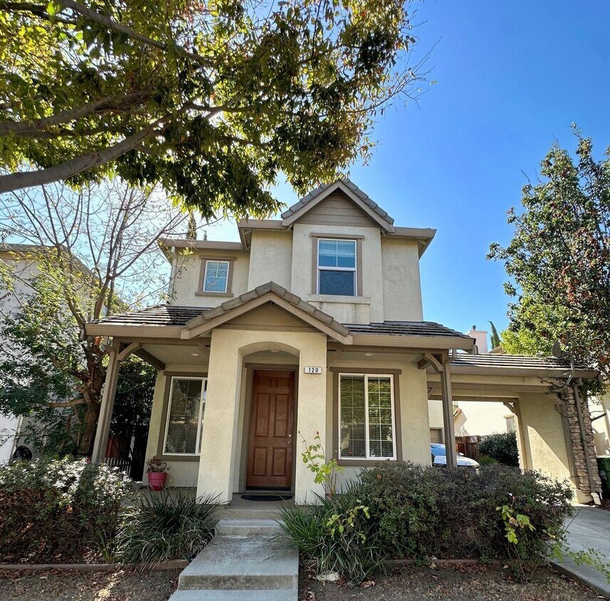 Primary Photo - Charming 4-bedroom, 2.5-bathroom home