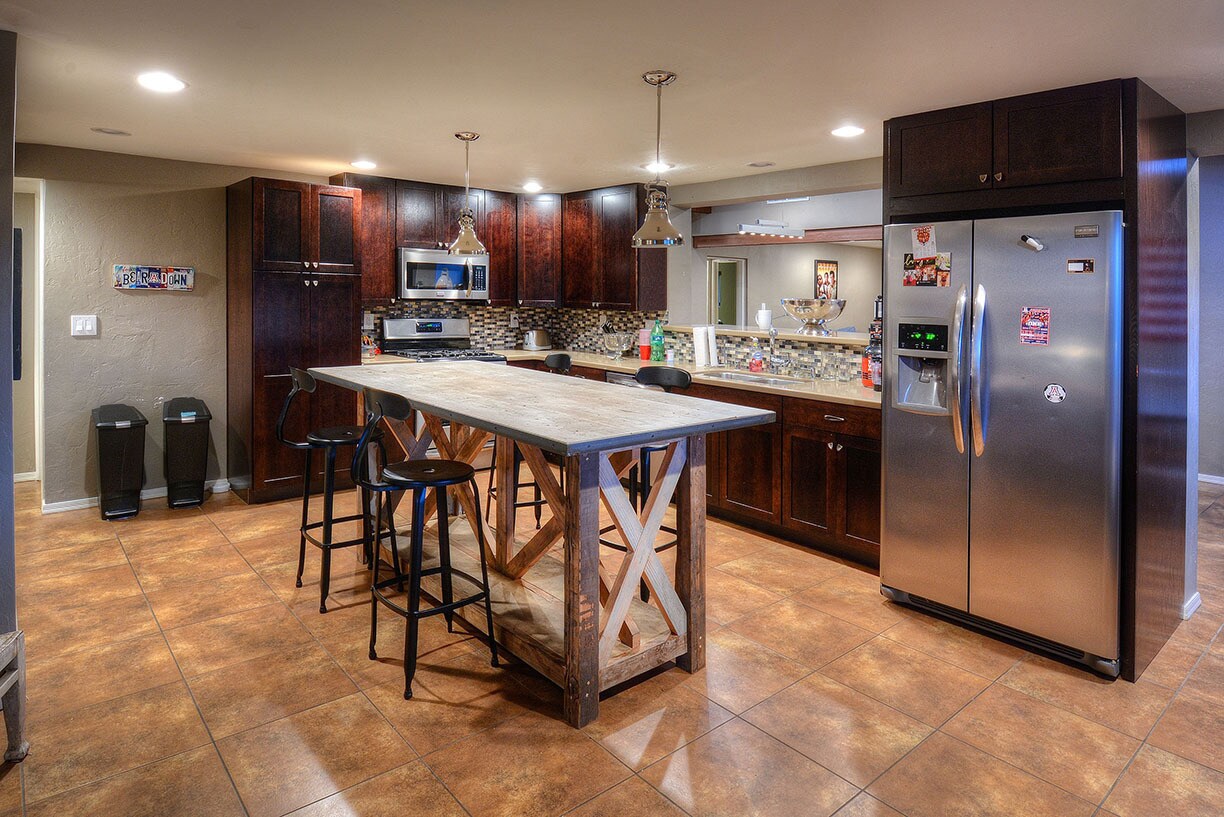 Primary Photo - Beautiful Modern Living near Campus