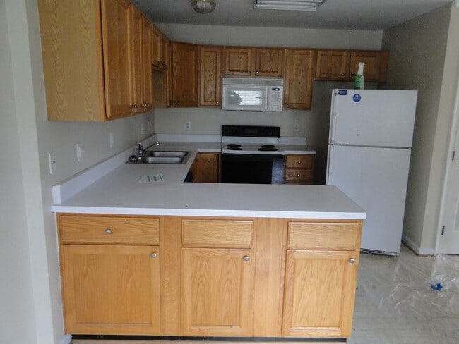Building Photo - 2 bedroom Town Home 1.5 bath