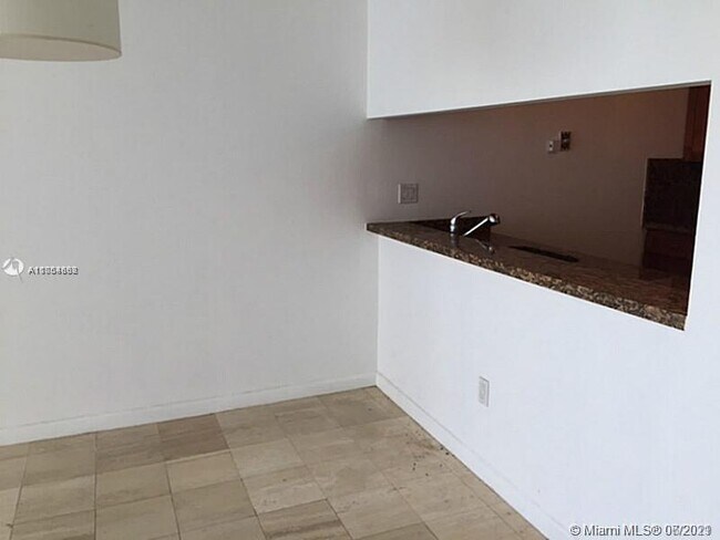 Foto del edificio - 600 NE 36th St