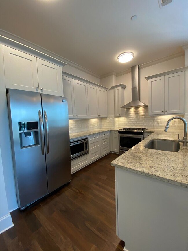 Building Photo - Beautiful 2 Bedroom Condo With Courtyard View