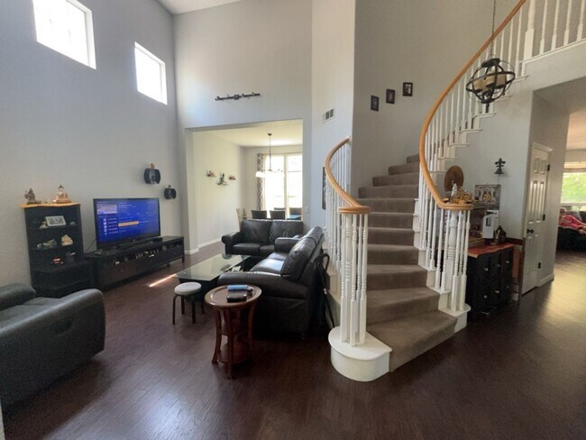 Foto del edificio - Spacious East Davis Home available in July!