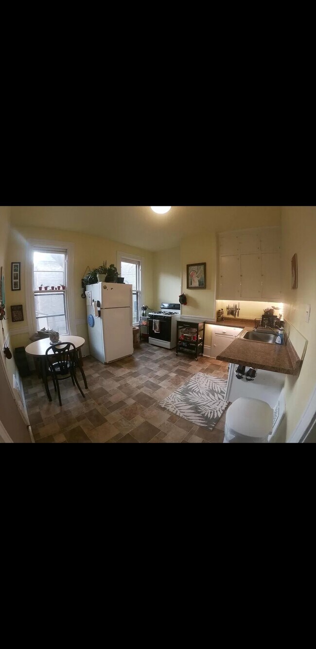 Foto del edificio - 1857 N Oakland Ave