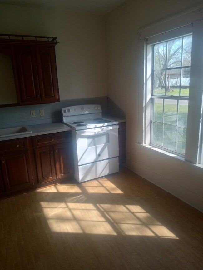 Building Photo - 203 E Rhodes Ave