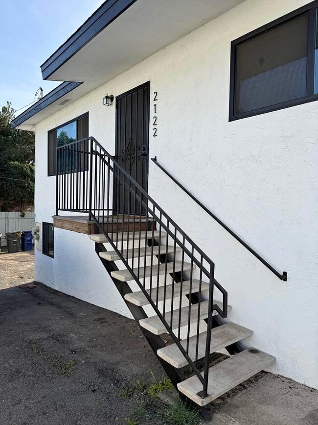 Building Photo - 2122 E 11th St