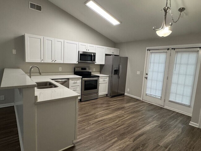 Foto del edificio - Beautiful 3 bed 2 bath home with open floorplan