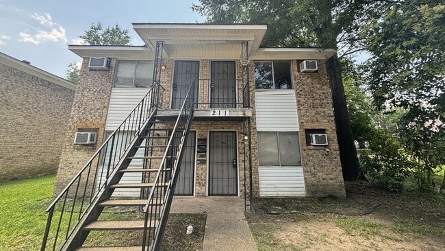 Building Photo - 211 Hodge St
