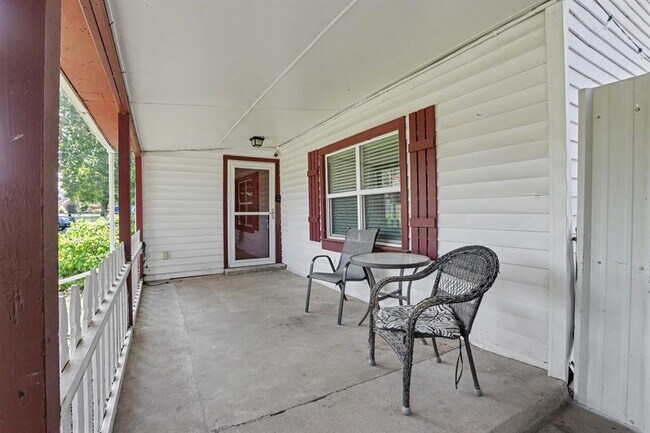 Building Photo - 207 E Juniper Ln