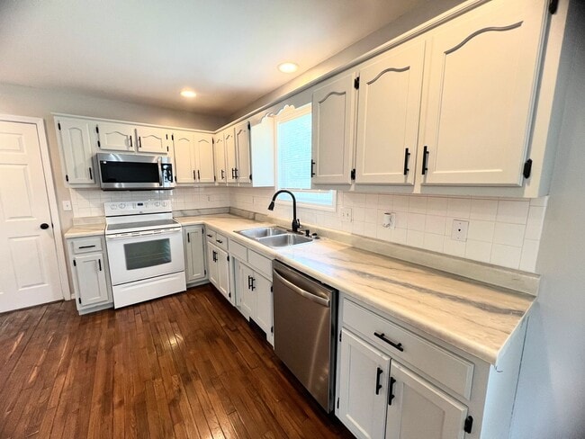 Building Photo - Fenced home close to FLW!