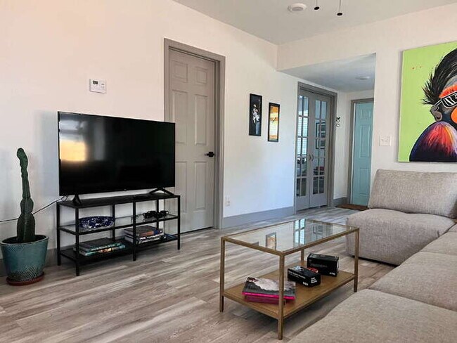 Foto del edificio - "Charming 2-Bed, 2-Bath Gem in the Heart of St. Petersburg – 1100 Sq. Ft. of Comfort!"