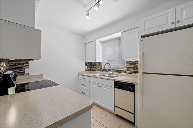 Foto del edificio - 2757 Hidden Lake Blvd