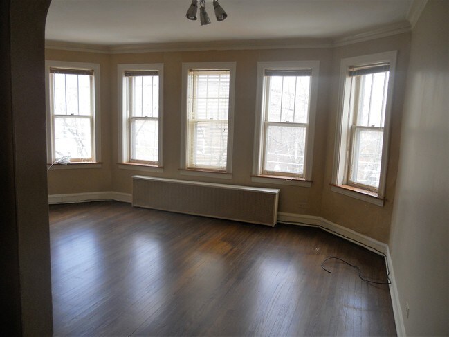 Living Room - 5319 W Giddings St