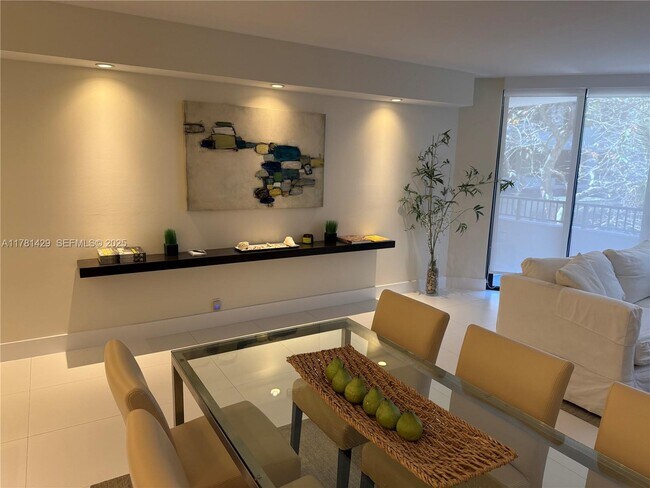 Foto del edificio - 161 Crandon Blvd