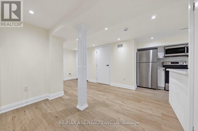 Photo du bâtiment - 100 Brimwood Blvd