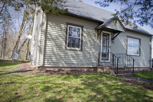 Building Photo - 807 Adler Rd