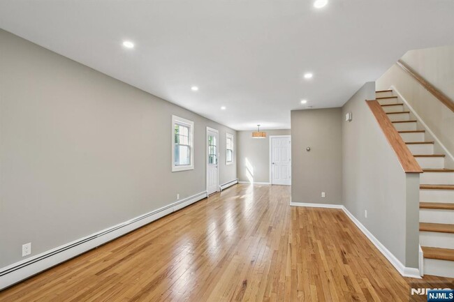 Foto del edificio - 222-224-224 Woodside Ave