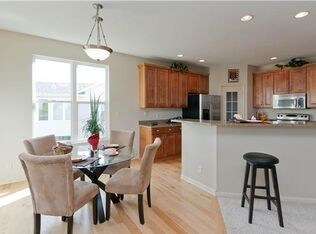 Building Photo - 906 SE Waterview Cir
