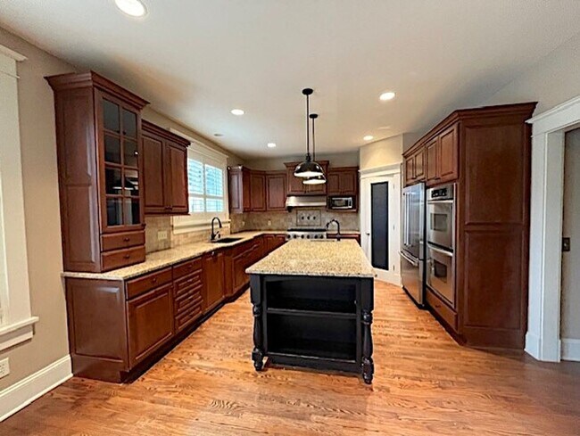 Building Photo - Elegant 5-bedroom Laurelhurst Home