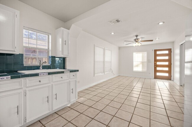 Building Photo - Downtown Just Minutes From Town Lake!!!