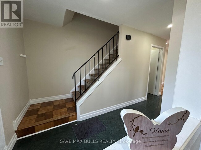 Photo du bâtiment - 81-81 Hansen Rd N