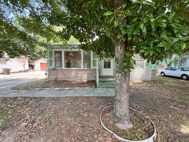 Building Photo - 3 bedrooms, 1 bath house located in Baton ...