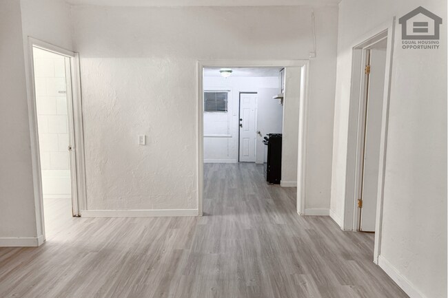 Building Photo - 2Bed/1Bath Apartment at Camelback Rd/Central Ave! Move-In Ready on 06/04/2026! – NO HOA!