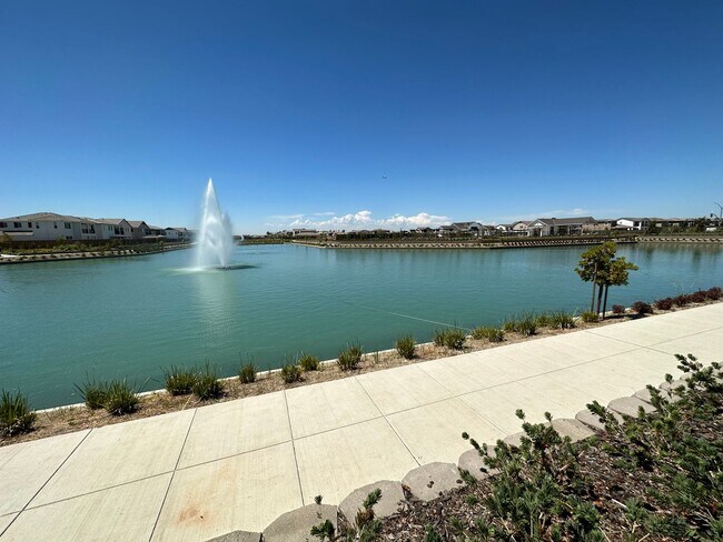 Foto del edificio - Gorgeous lakeview model home